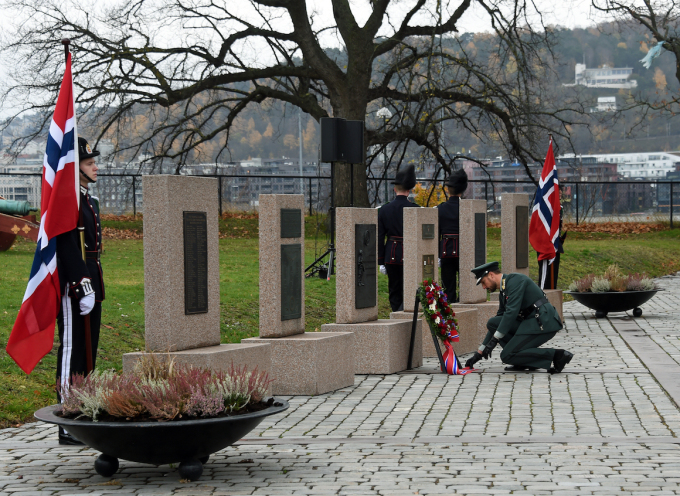 Kronprins Haakon la ned krans i minnelunden på Akershus Festning. Foto: Sven Gj. Gjeruldsen, Det kongelige hoff